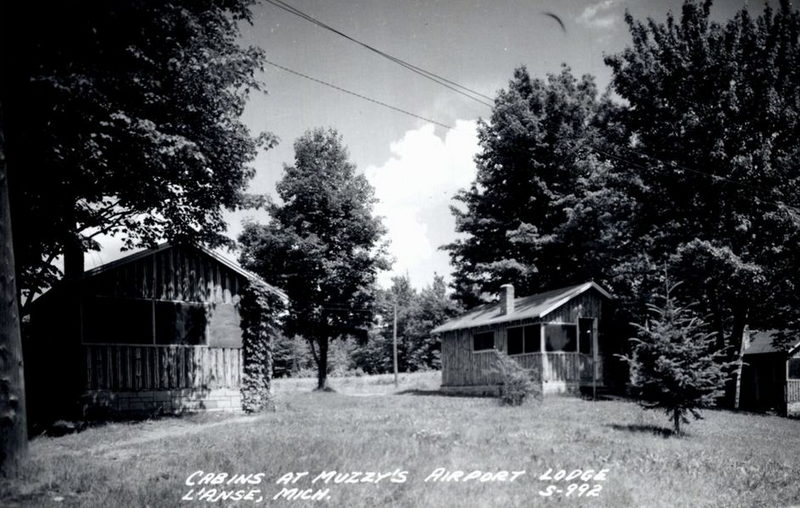 Muzzys Lodge (Muzzys Airport) - Vintage Postcard